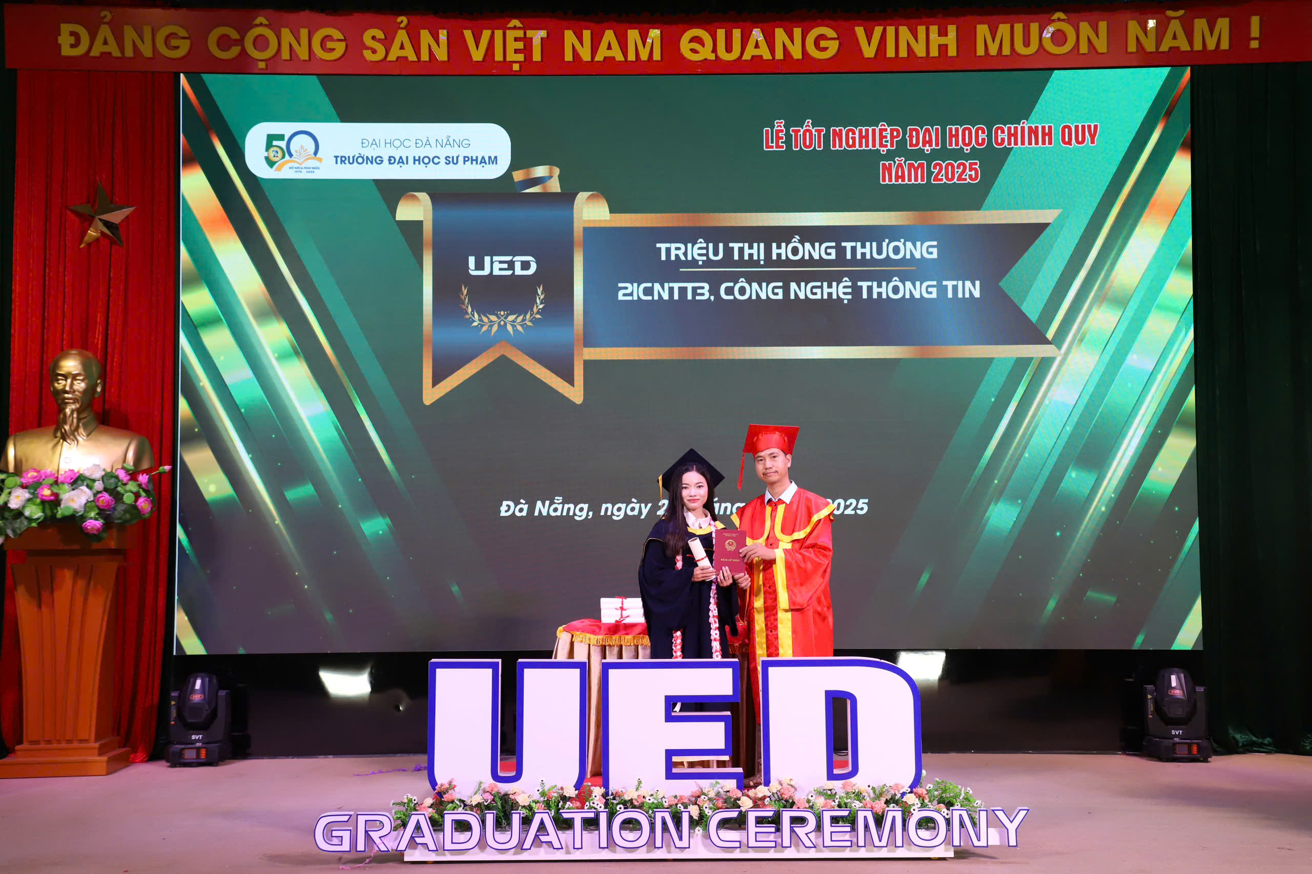 Remise de diplôme à Hông Thuong Remise de diplôme à Hông Thuong