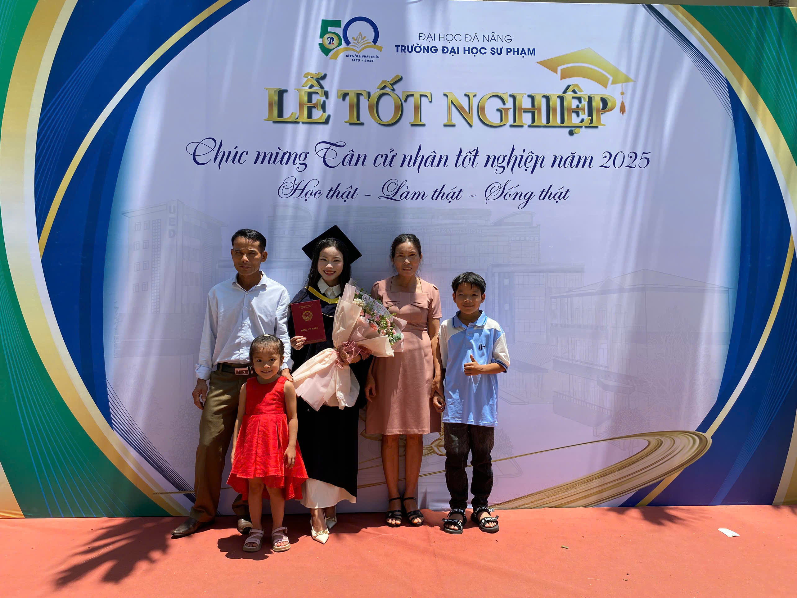 Hông Thuong avec sa famille Hông Thuong avec sa famille