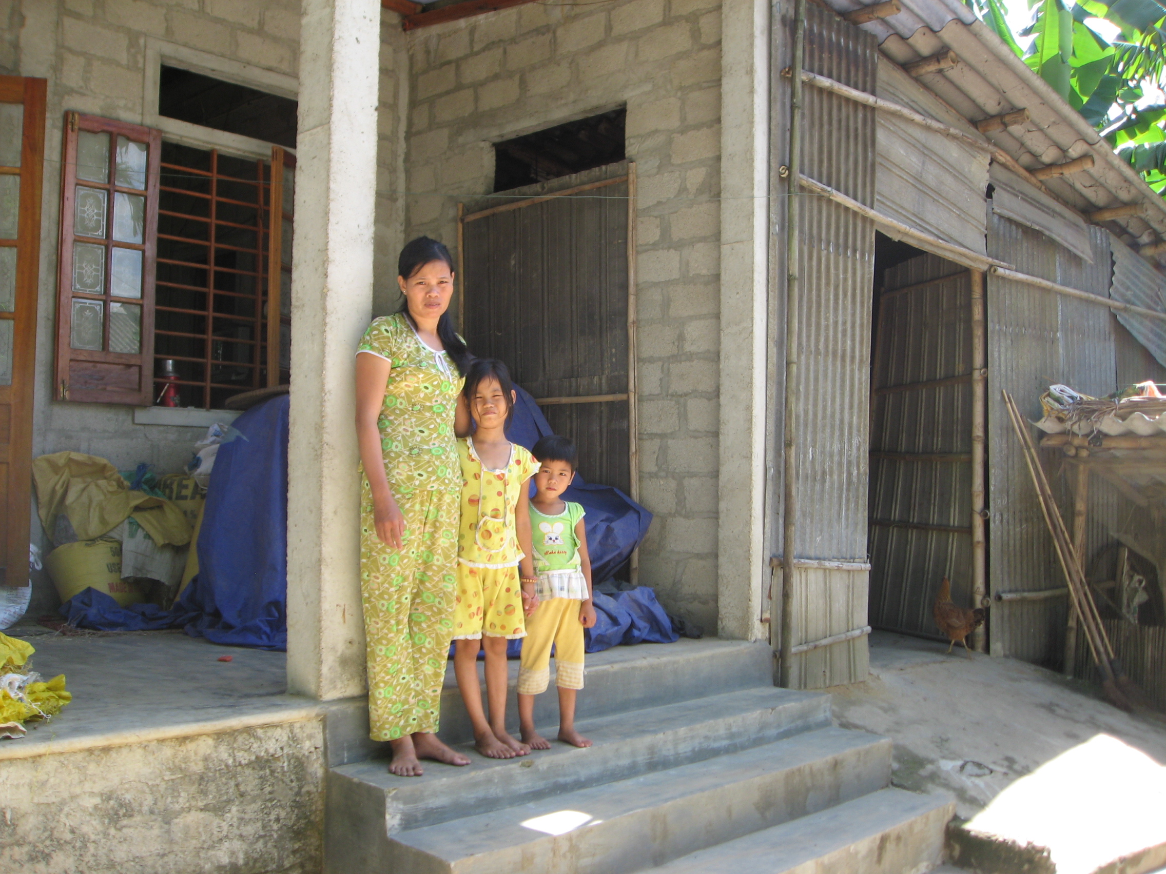 Thâm avec sa mère et sa soeur Thâm avec sa mère et sa soeur