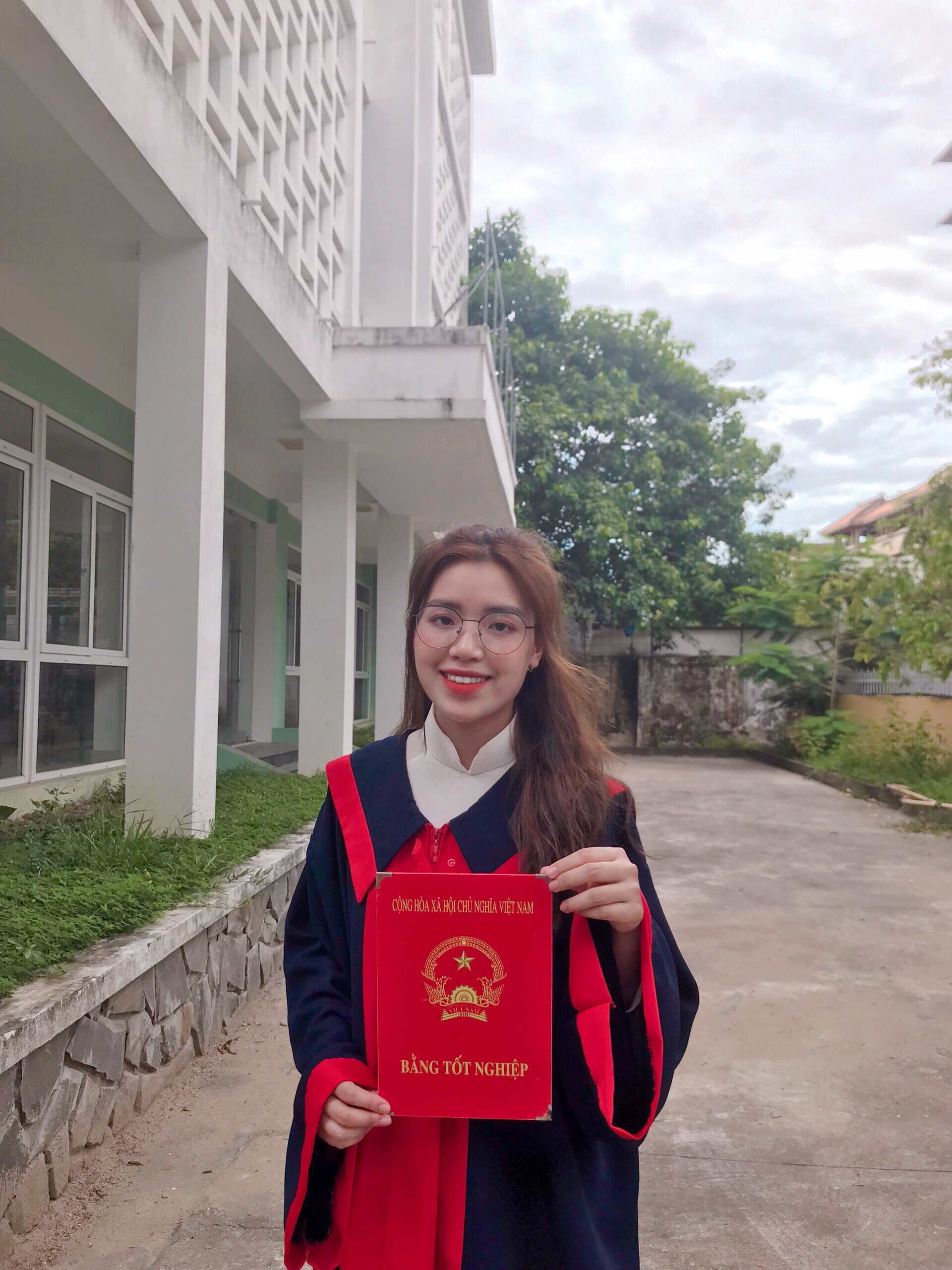 Nguyễn Thị Nga - Avec son diplôme